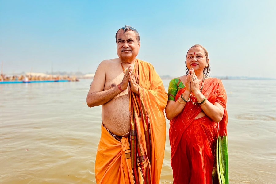 Nitin Gadkari take holy dip in Maha kumbh