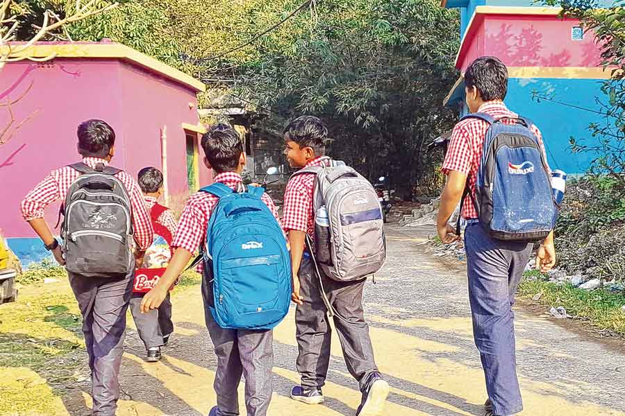 English medium schools increasing in Ghatal, students decreasing in primary schools