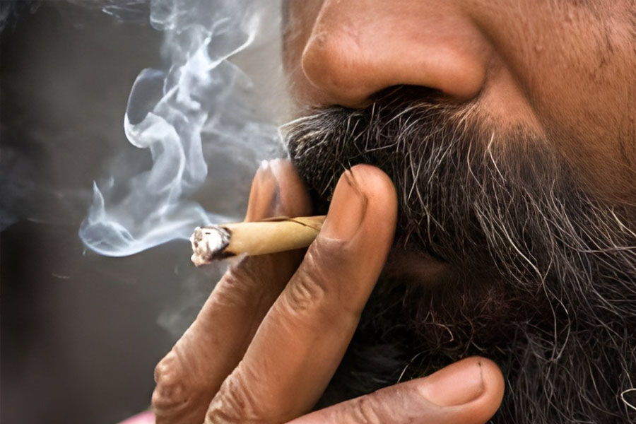 Man caught smoking beedi on Surat-Kolkata flight, arrested