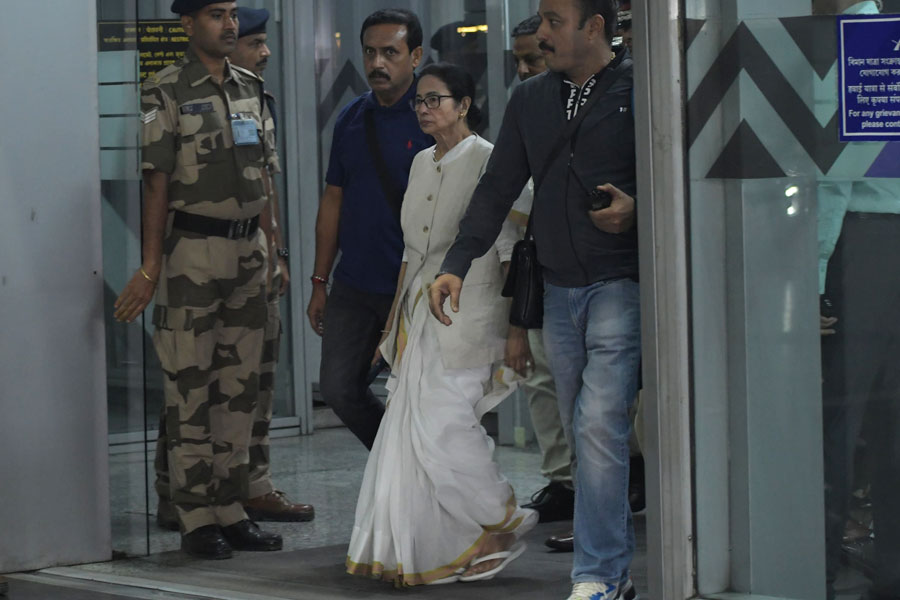 Mamata Banerjee London Tour: CM Mamata Banerjee returns Kolkata after six days London tour