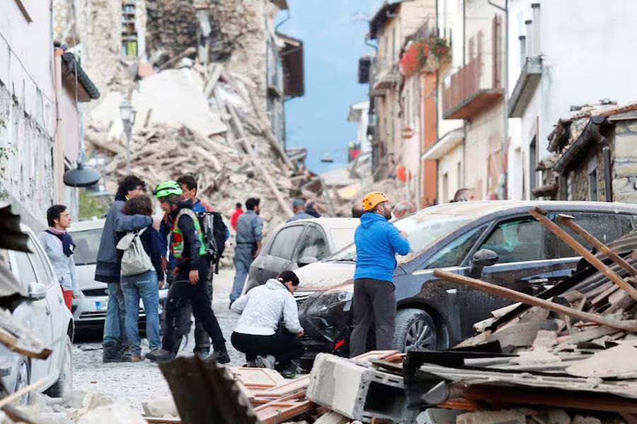 Italian town hit by strongest earthquake, residents had to spend night into the cars