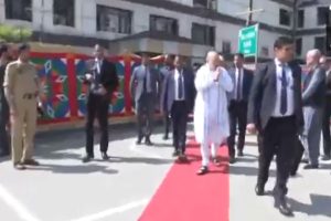 Amit Shah visits Srinagar to speak to families of those killed in terror attack