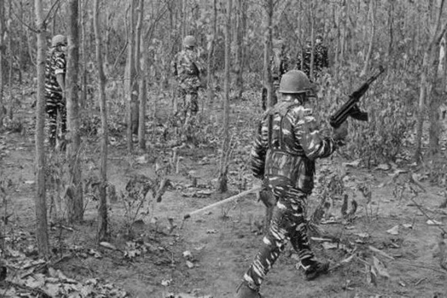 5 Naxals killed and 1,000 surrounded in biggest operation