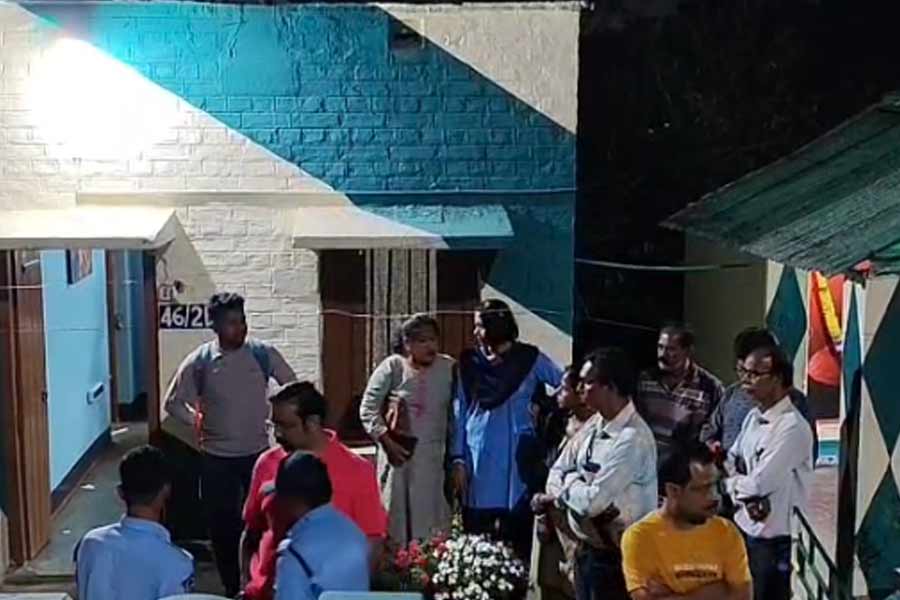 Woman found dead at Chittaranjan rail quarter