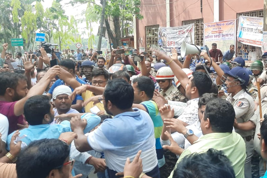 SSC LIVE UPDATE: A Teacher of Bankura allegedly tried to killed herself on wednesday