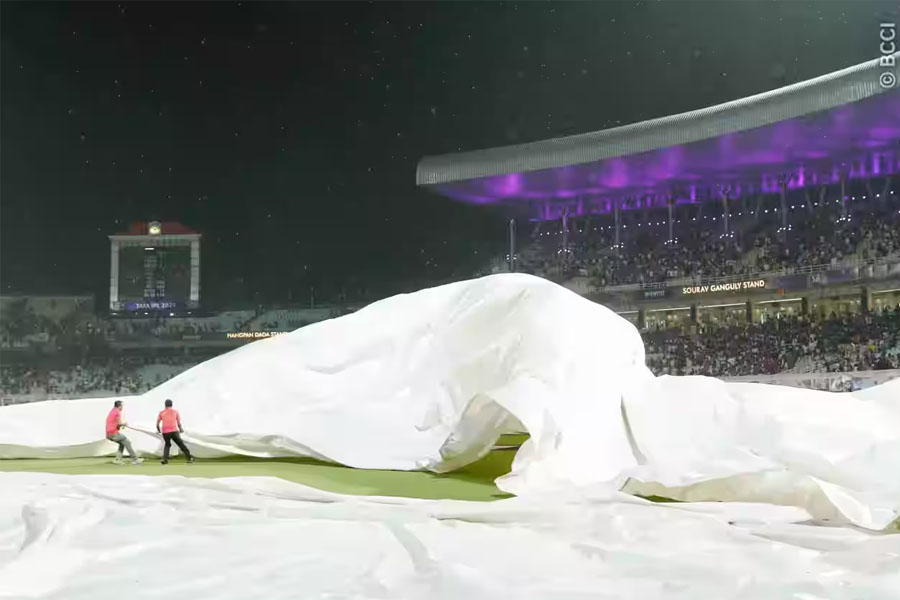 IPL 2025: IPL 2025: Kolkata pays tribute to those killed in pahalgam terror attack during rain-interrupted match