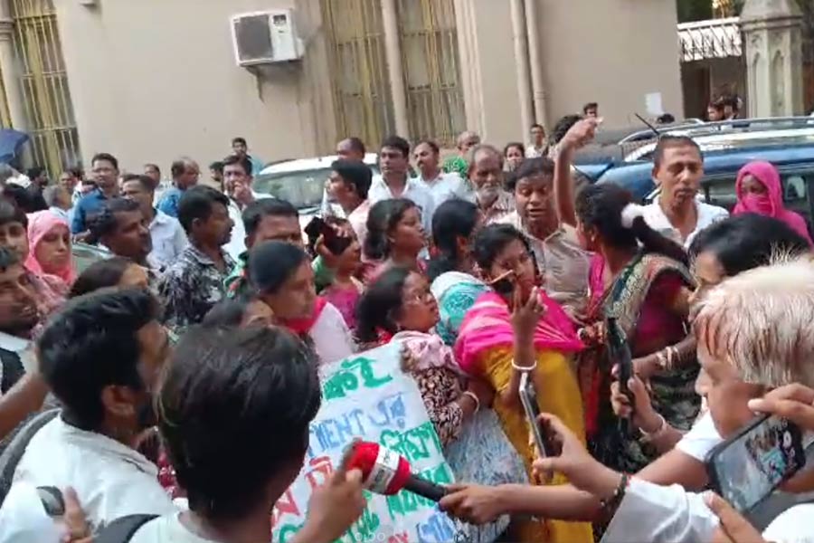 SLST applicants stage protest near Calcutta HC demanding early recruitment
