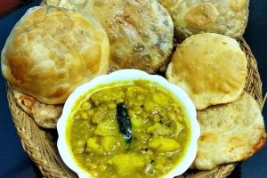 7 piece Kochuri only for Rs 15 at Sealdah Station
