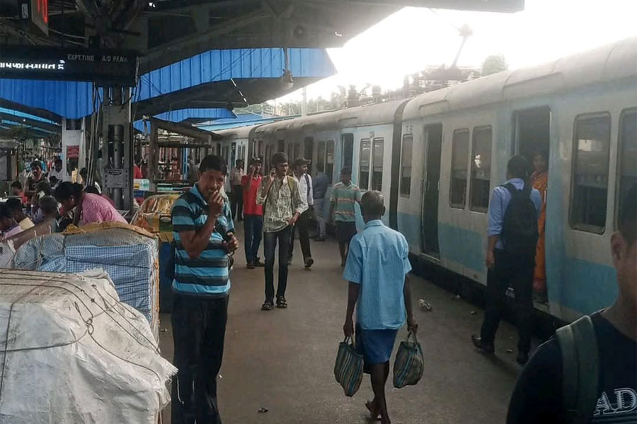 Vendor injured as TTE allegedly pushed him from Train in Belgharia