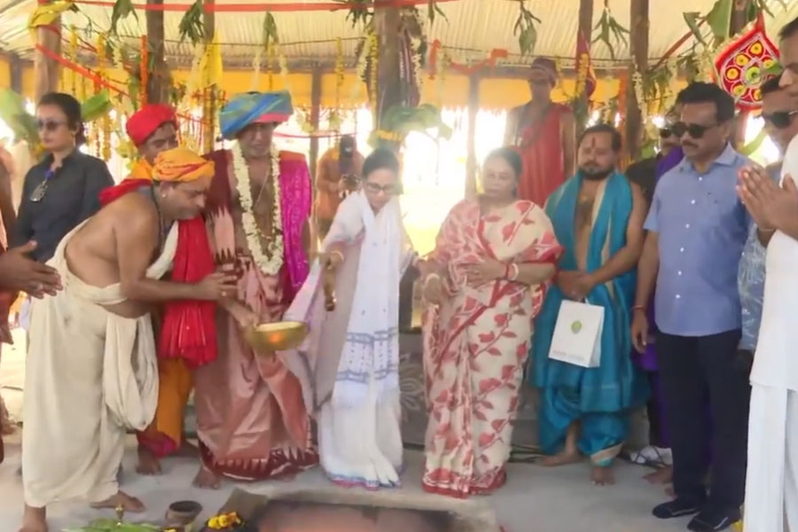 Mamata Banerjee performs ritual at Jagannath temple yajna