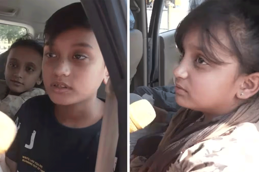 Teary-eyed Pakistan girl and boy leaves Indian mother behind amid expulsion