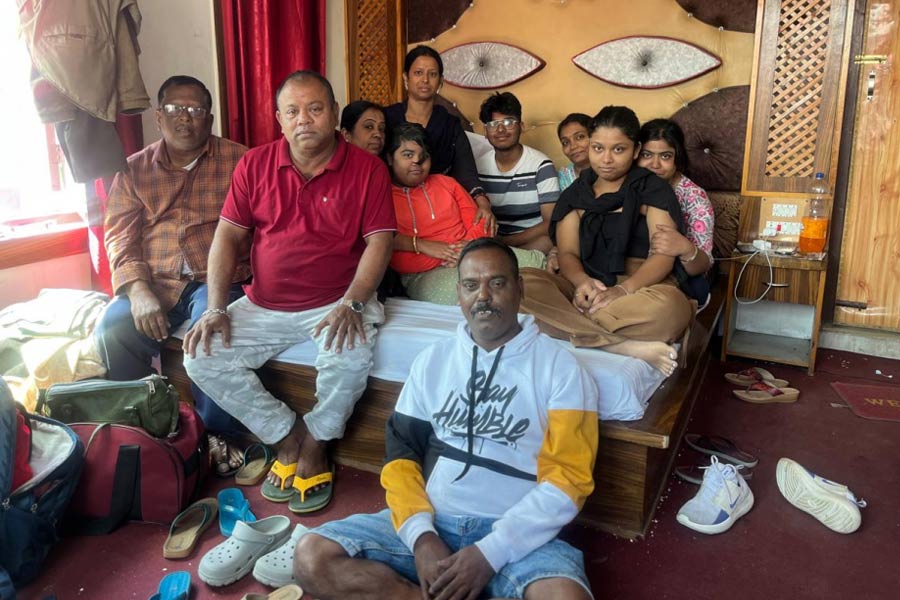 Pahalgam Terror Attack: 12 tourists from Ashoknagar got stucked in Srinagar due to the attack and flash flood