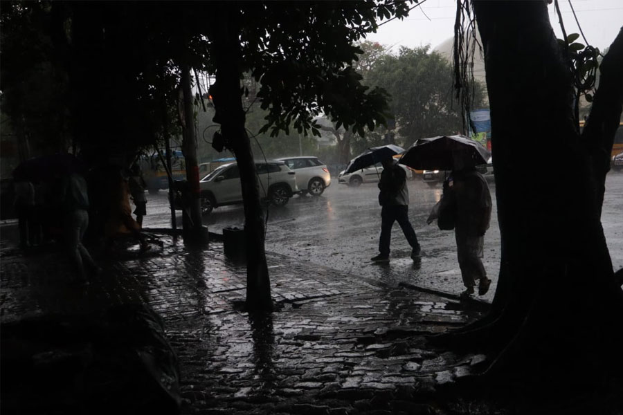 Weather Update: Rain lash out in Kolkata, temperature drops