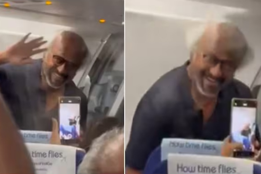 Rajinikanth flies economy class, fans call him 'ever-humble superstar'
