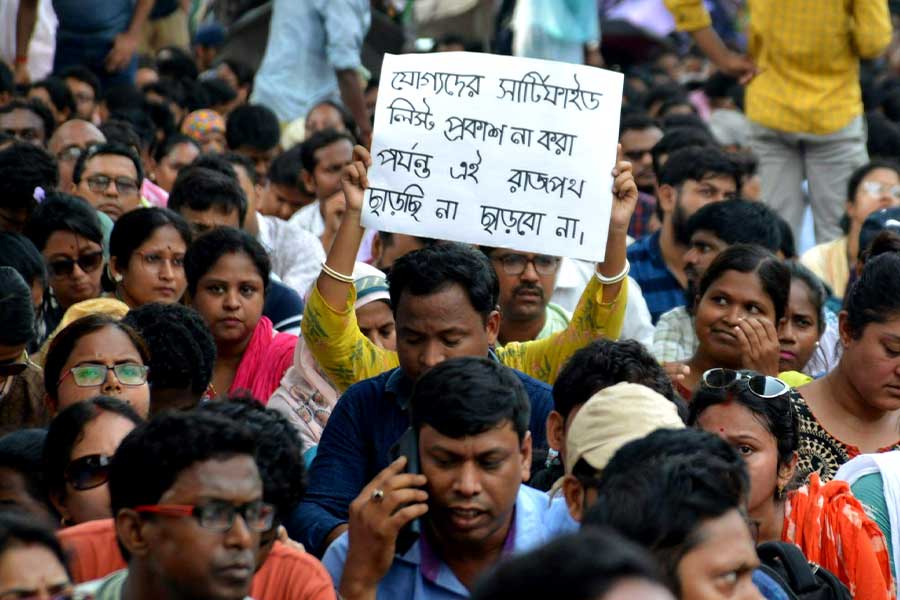 SSC : Snubbed teachers stages protest infront of SSC office