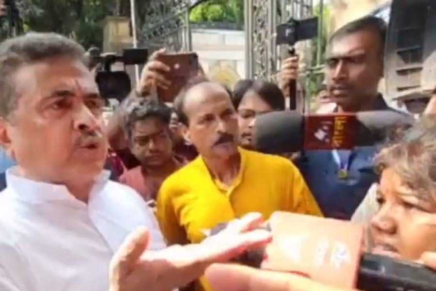 Suvendu Adhikari: BJP leader meets with 'jobless' SSC candidate
