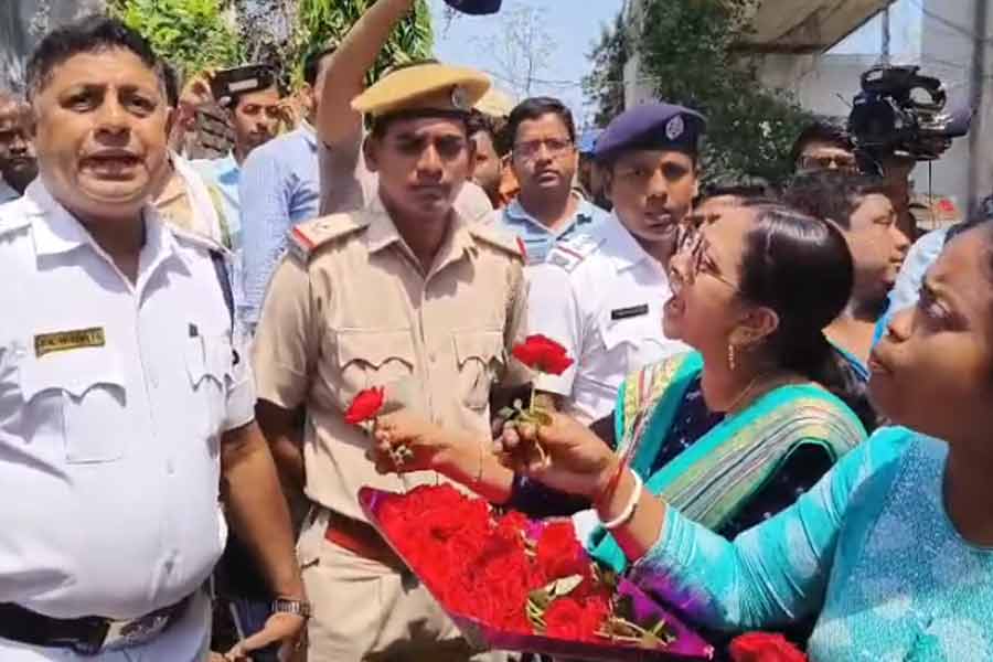 SSC Bhawan Avijan Live Update: Deprived teacher distributes roses to police