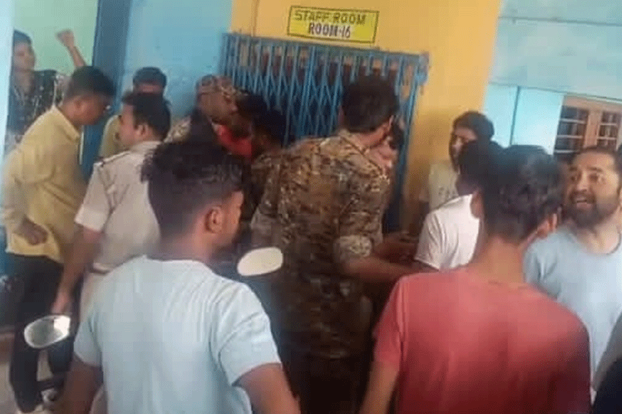 Three youths accused of harassing school teacher in uluberia