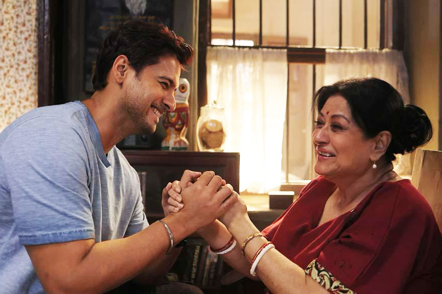 Yash-Nusrat, Mousumi Chatterjee starrer Aarii Trailer out