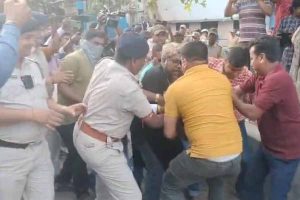 Congress locks DI office in Burdwan in protest against Kasba case