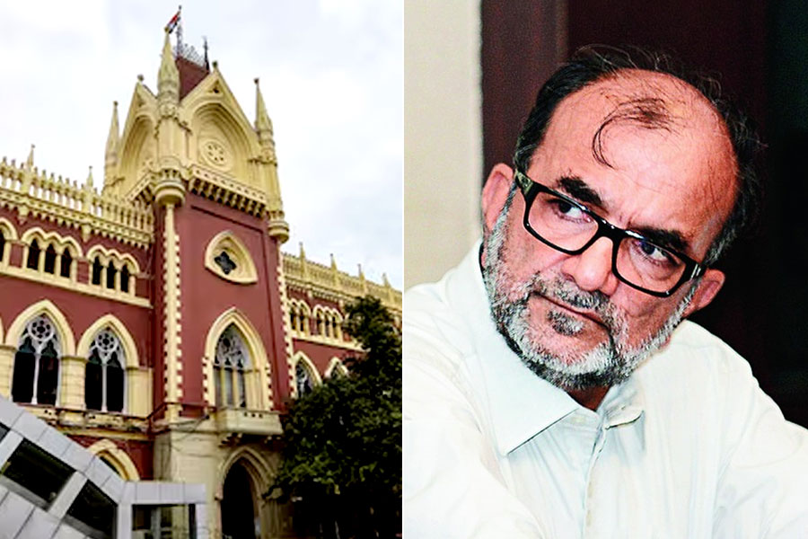 Calcutta HC files suo moto case against harrassment of Bikash Ranjan Bhattacharya outside the court premises