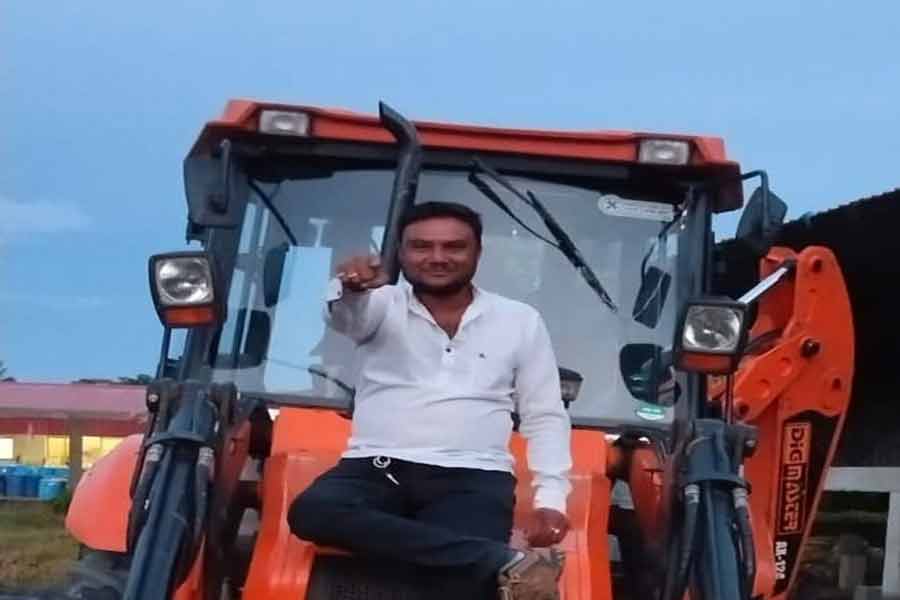 BJP leader pours hot milk on teenager in Bardhaman