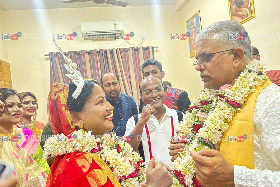 Photo album of Dilip Ghosh and Rinku Majumdar's marriage