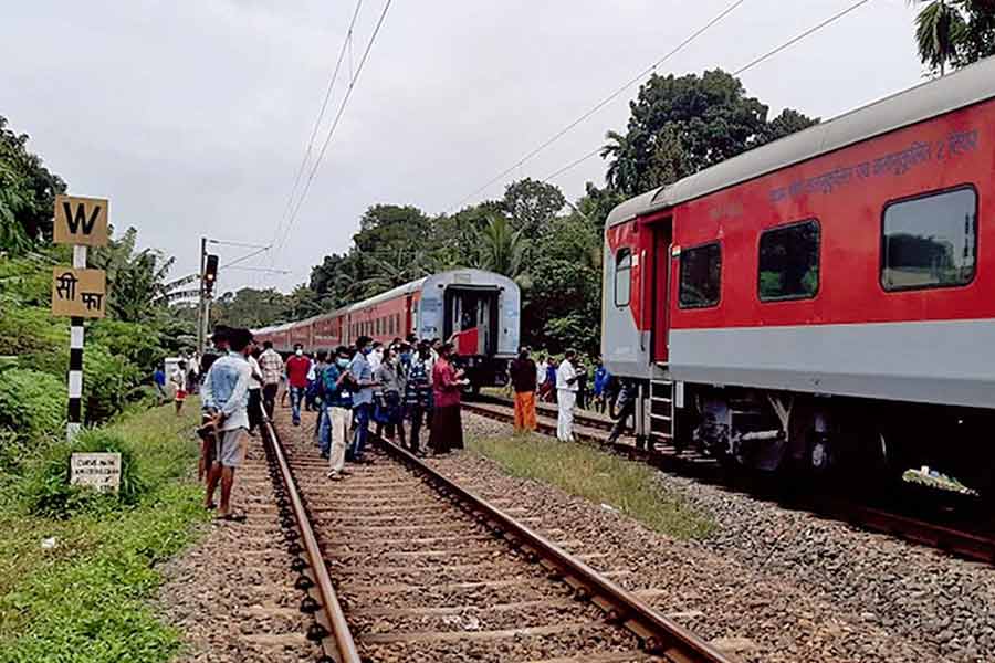 Two AC coaches of Howrah-bound Falaknuma Express get detached