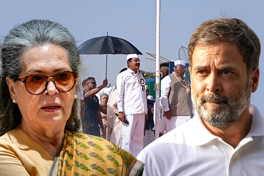 Rahul Gandhi removes umbrella from Sonia Gandhi at Ahmedabad