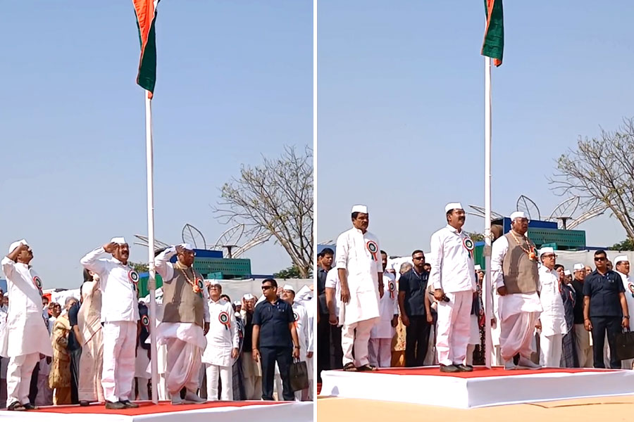 Rahul Gandhi removes umbrella from Sonia Gandhi at Ahmedabad