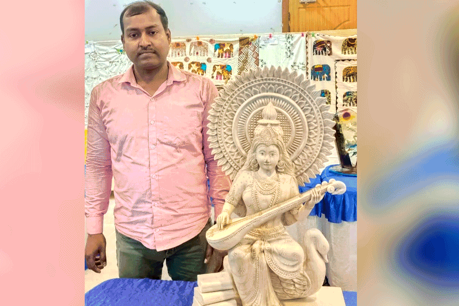 Prashanta from Hooghly is busy creating art on the walls of his house